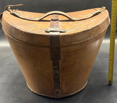 VALIGIA CON CAPPELLO A CILINDRO