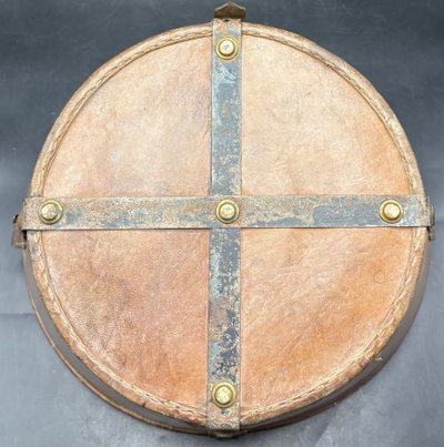VALIGIA CON CAPPELLO A CILINDRO