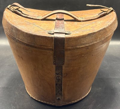 VALIGIA CON CAPPELLO A CILINDRO