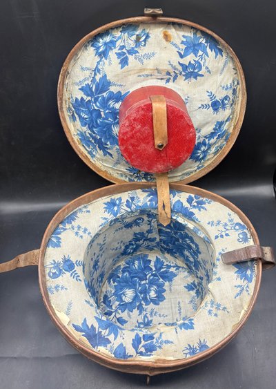 VALIGIA CON CAPPELLO A CILINDRO