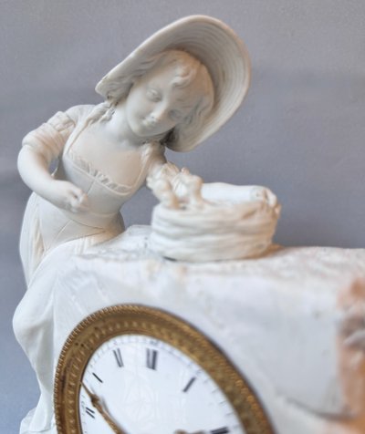 Louis XVI-Biskuituhr - Junge Frau mit Vogelnest