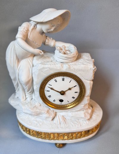 Louis XVI-Biskuituhr - Junge Frau mit Vogelnest