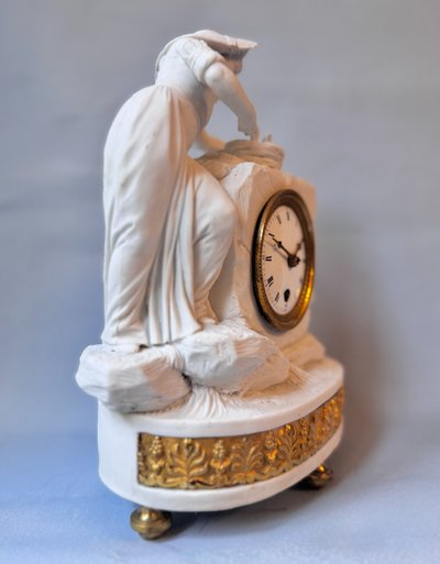 Louis XVI-Biskuituhr - Junge Frau mit Vogelnest
