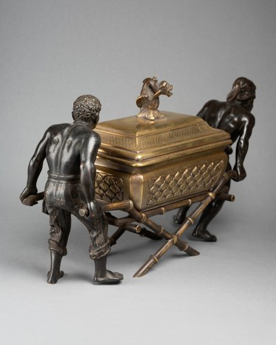 Arche d’Alliance portée par deux Éthiopiens, bronze du XIXe siècle 