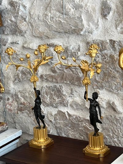 Paire de candélabres en bronze patiné et bronze doré, début du XIXème siècle.