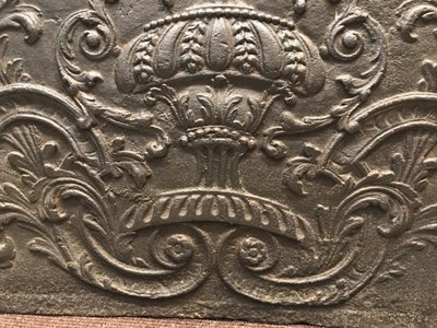 Grande piastra antica per camino in ghisa del XVIII secolo