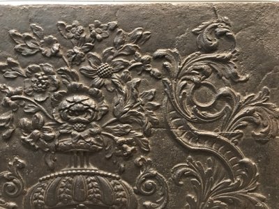 Grande piastra antica per camino in ghisa del XVIII secolo