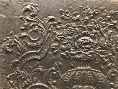 Grande piastra antica per camino in ghisa del XVIII secolo