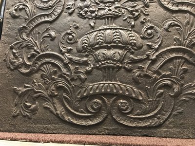 Grande piastra antica per camino in ghisa del XVIII secolo