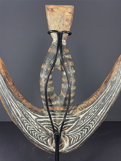 Papouasie-Nouvelle-Guinée, Milieu du XX ème siècle, Crochet à suspension en bois sculpté.