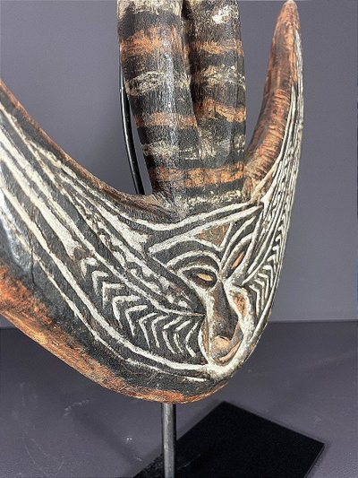 Papouasie-Nouvelle-Guinée, Milieu du XX ème siècle, Crochet à suspension en bois sculpté.
