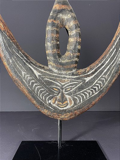 Papouasie-Nouvelle-Guinée, Milieu du XX ème siècle, Crochet à suspension en bois sculpté.
