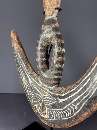Papouasie-Nouvelle-Guinée, Milieu du XX ème siècle, Crochet à suspension en bois sculpté.