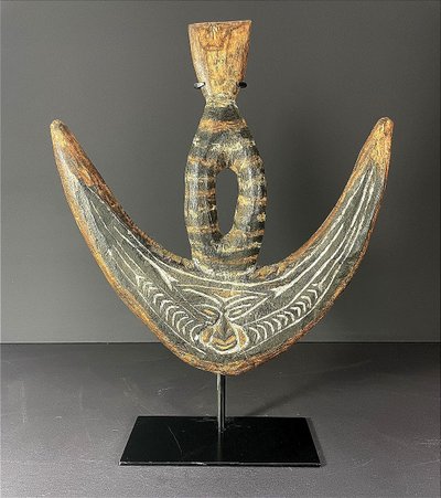 Papouasie-Nouvelle-Guinée, Milieu du XX ème siècle, Crochet à suspension en bois sculpté.