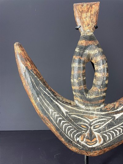 Papouasie-Nouvelle-Guinée, Milieu du XX ème siècle, Crochet à suspension en bois sculpté.