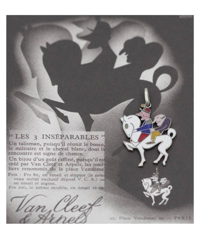Pendentif charm Van Cleef et Arpels "Les 3 inséparables" émaillé en styptor, pendentif porte-bonheur