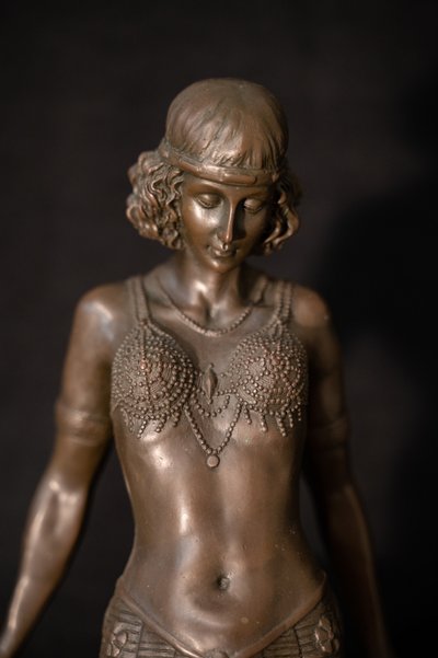 Giovane donna orientale in bronzo