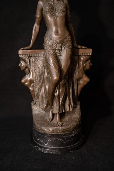 Giovane donna orientale in bronzo