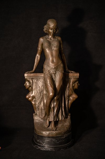 Giovane donna orientale in bronzo
