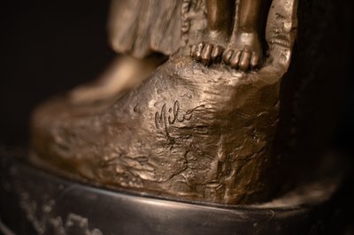 Giovane donna orientale in bronzo