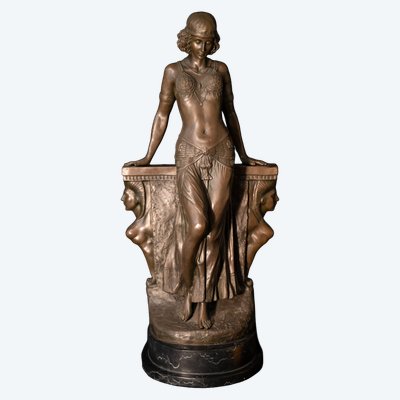 Giovane donna orientale in bronzo