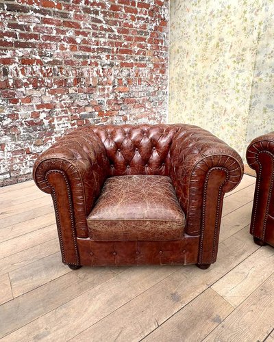 Salon chesterfield avec un canapé et deux fauteuils