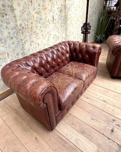 Salon chesterfield avec un canapé et deux fauteuils