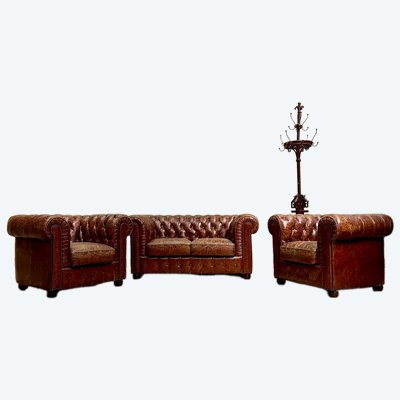 Salon chesterfield avec un canapé et deux fauteuils