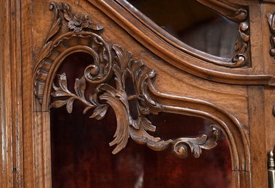 Vitrine Liégeoise deux-corps en Noyer, Style Rocaille, Belgique – Fin XIXe