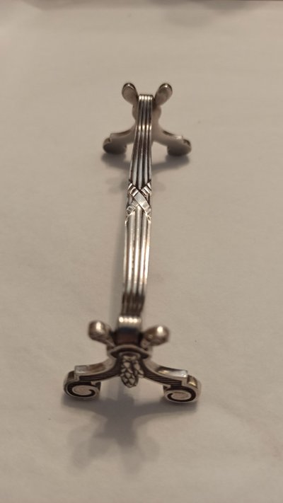 Christofle knife holder with crossed ribbons