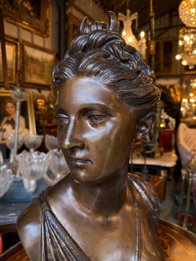 Grande busto in bronzo con patina marrone, XIX secolo, Diana cacciatrice