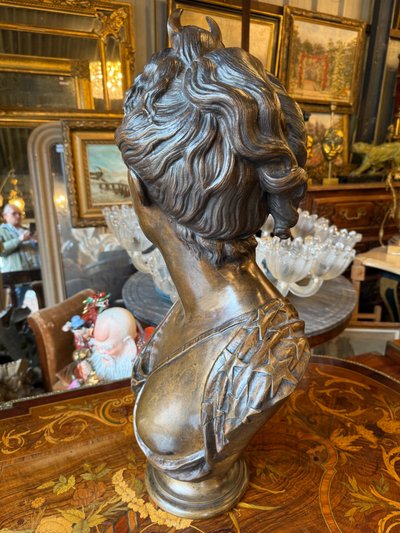 Grande busto in bronzo con patina marrone, XIX secolo, Diana cacciatrice