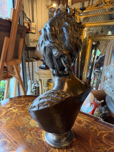 Grande busto in bronzo con patina marrone, XIX secolo, Diana cacciatrice