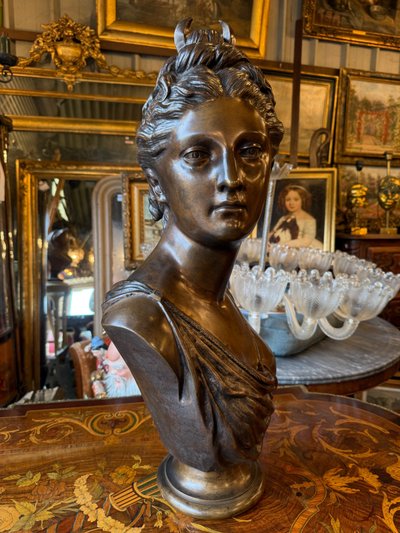 Grande busto in bronzo con patina marrone, XIX secolo, Diana cacciatrice