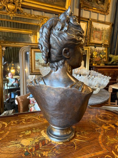 Grande busto in bronzo con patina marrone, XIX secolo, Diana cacciatrice