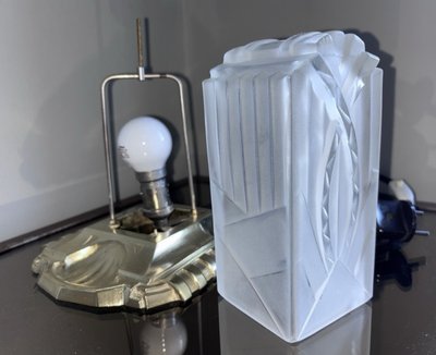 HUGUE Léon Auguste  (1878-1970)   Lampe Veilleuse Art Deco en bronze doré et verre signé