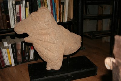 Important fragment de sculpture en pierre d'Egypte ancienne.
