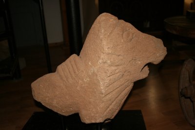 Important fragment de sculpture en pierre d'Egypte ancienne.
