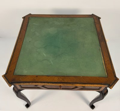 Table à jeu en placage de noyer, XIXe siècle