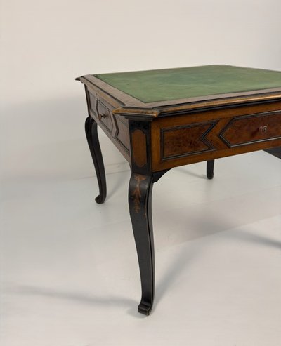 Table à jeu en placage de noyer, XIXe siècle