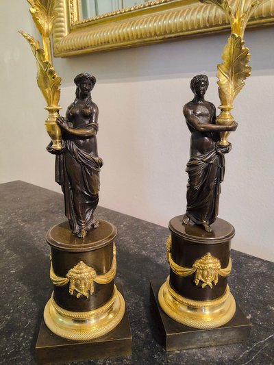 Pair of Candlesticks with Antique Figures and Poppies in patinated and gilded bronze, Directoire period.