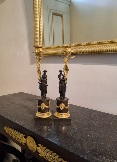 Pair of Candlesticks with Antique Figures and Poppies in patinated and gilded bronze, Directoire period.