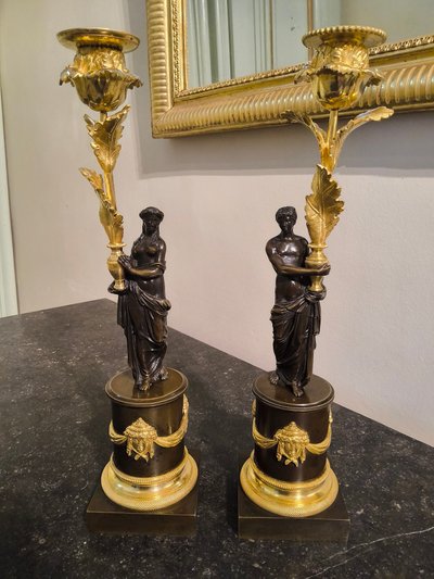 Pair of Candlesticks with Antique Figures and Poppies in patinated and gilded bronze, Directoire period.
