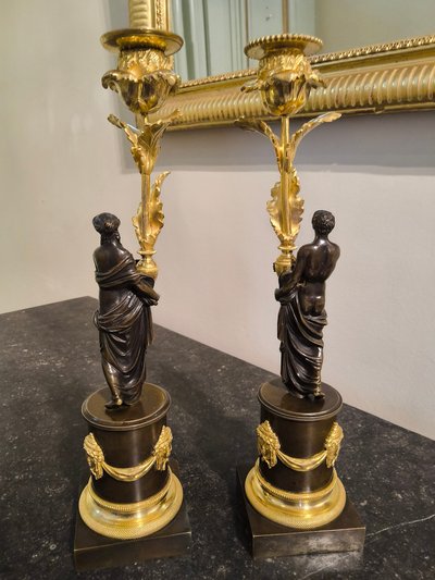 Pair of Candlesticks with Antique Figures and Poppies in patinated and gilded bronze, Directoire period.