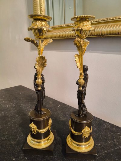 Pair of Candlesticks with Antique Figures and Poppies in patinated and gilded bronze, Directoire period.