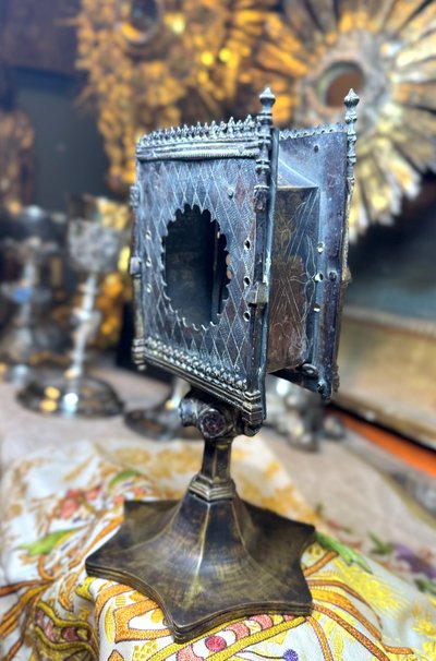 Monstrance Gothic reliquary in engraved bronze - 16th century