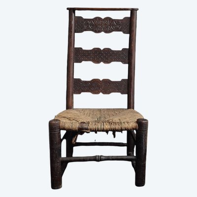 chaise prie-Dieu d'enfant sculptée art populaire