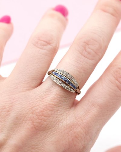 Anello di fidanzamento con giarrettiera Art Déco in oro 18 carati e platino con zaffiri e diamanti
