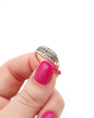 Anello di fidanzamento con giarrettiera Art Déco in oro 18 carati e platino con zaffiri e diamanti