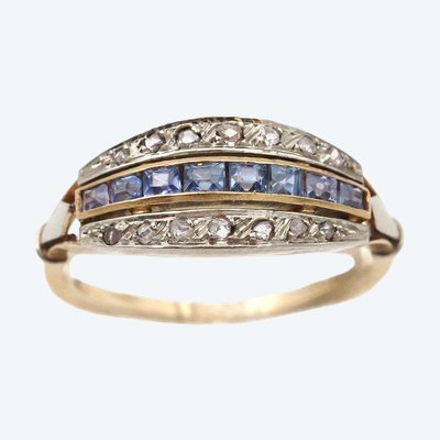 Anello di fidanzamento con giarrettiera Art Déco in oro 18 carati e platino con zaffiri e diamanti